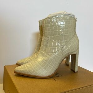 New KAANAS Boots Size 6